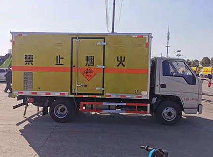 加乐镇爆破器材运输车技术升级与安全合规新趋势